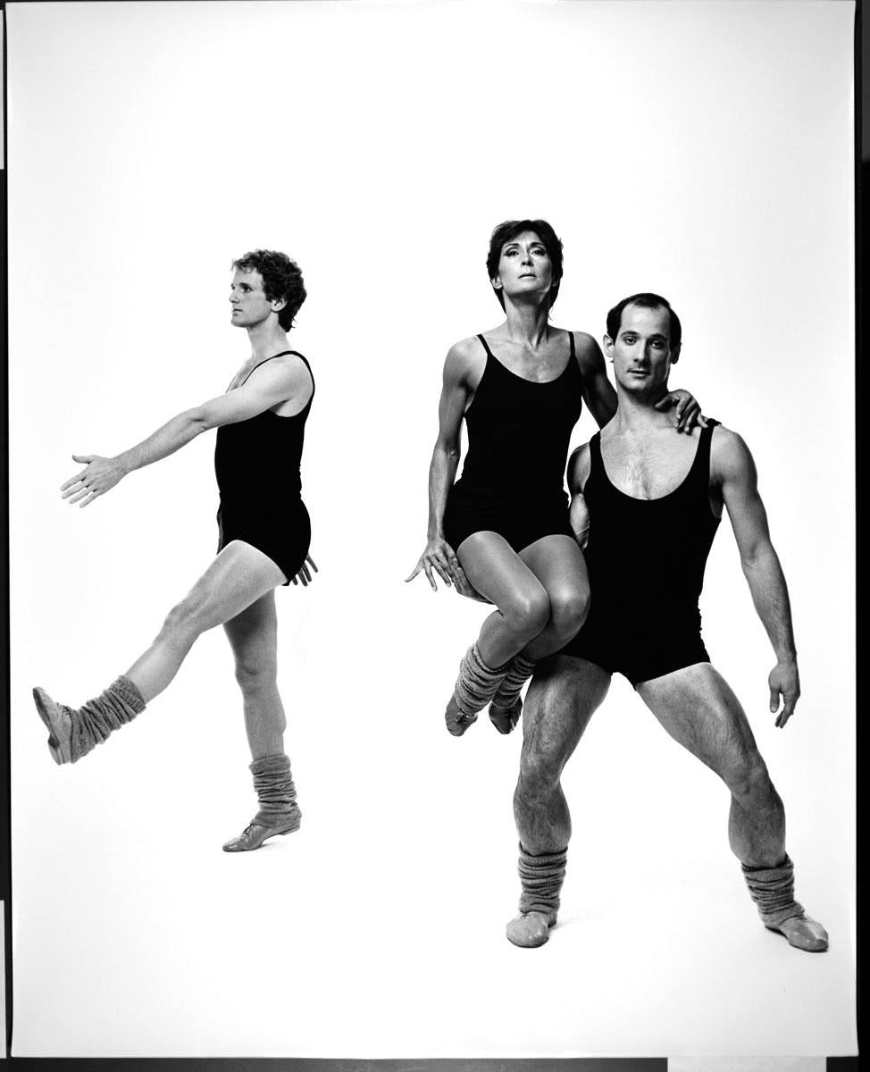 silbergelatinefotografie im Format 16 x 20" von Twyla Tharp und Ensemble bei der Aufführung von "Fait Accompli" im Jahr 1984, nummeriert 4/12. Es ist von Jack Mitchell auf der Vorderseite und mit Bleistift auf der Rückseite signiert. Kommt direkt