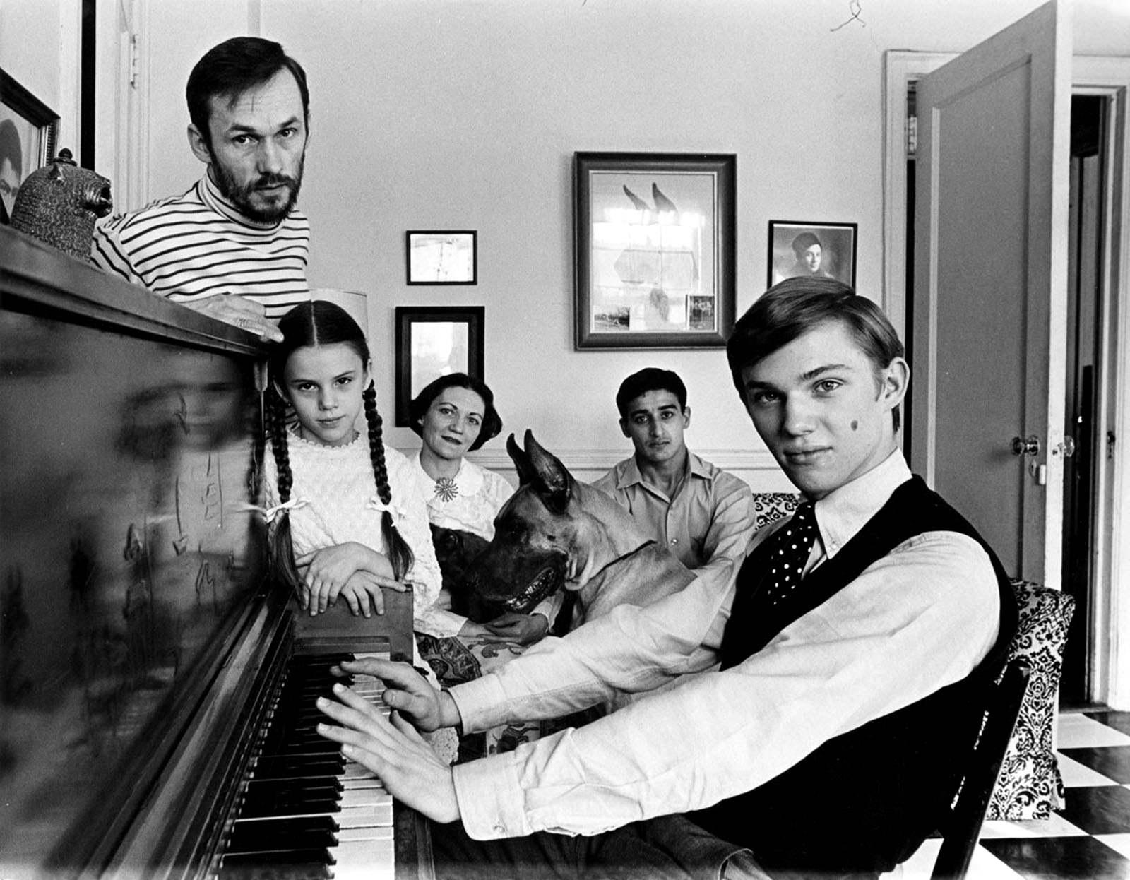 Jack Mitchell Black and White Photograph - 16 year old 'The Waltons' actor Richard Thomas at home with his family
