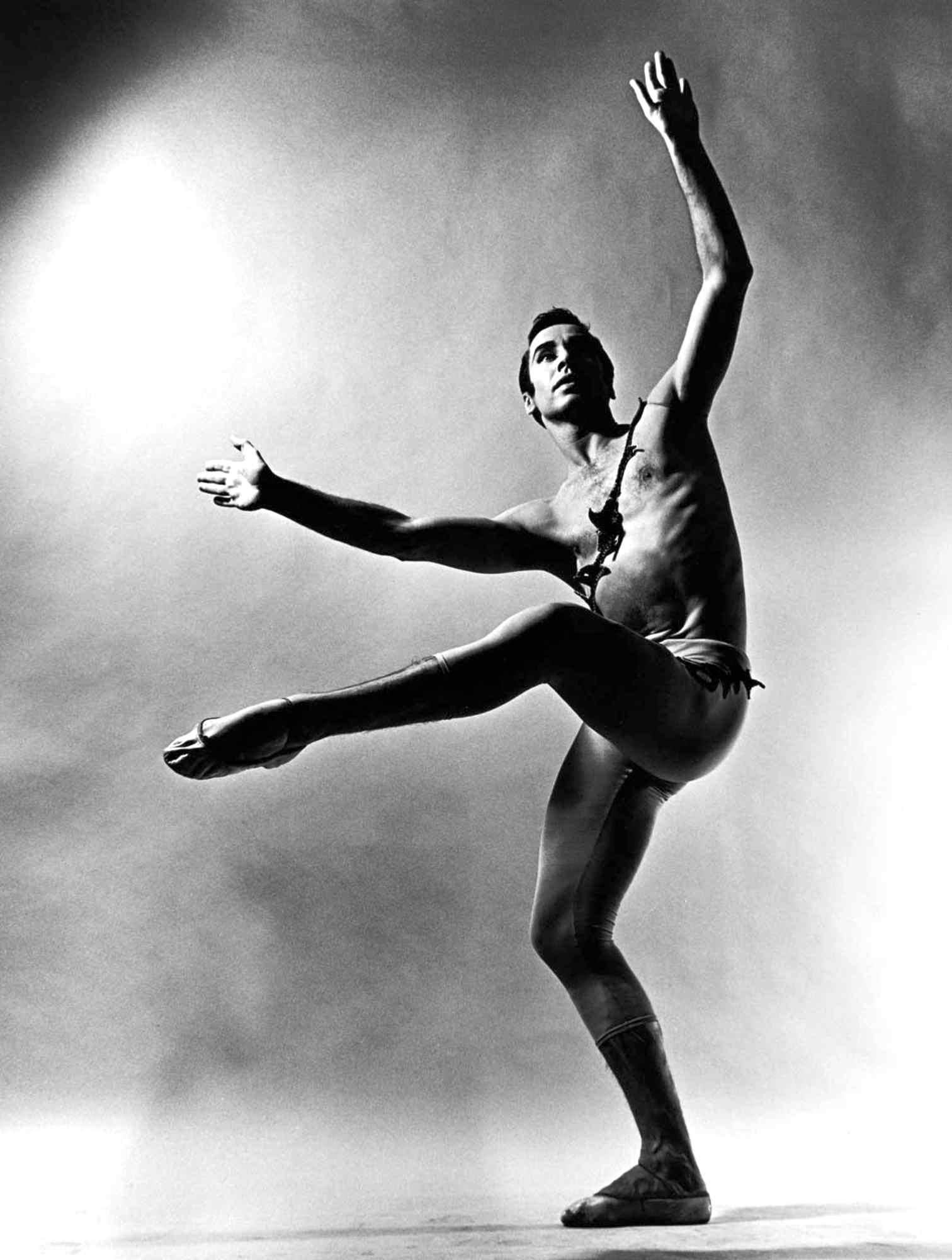 11 x 14" alte Silbergelatinefotografie des American Ballet Theater Tänzers Glen Tetley bei der Aufführung von 'Lady from the Sea', 1961. Signiert auf der Rückseite des Drucks von Jack Mitchell. Kommt direkt aus dem Jack Mitchell Archiv mit einem