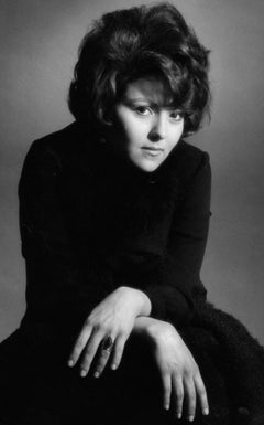 Ritratto in studio dell'attrice Brenda Vaccaro, firmato da Jack Mitchell