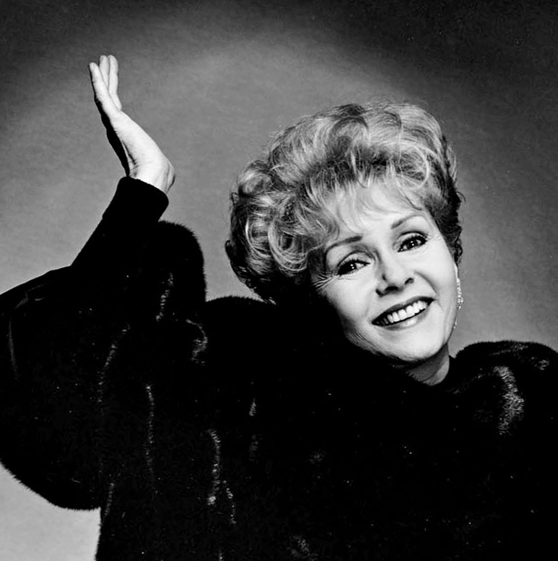 Die Schauspielerin Debbie Reynolds: „What Becomes a Legend Most?“ Schwarzglama-Sesselfoto – Photograph von Jack Mitchell