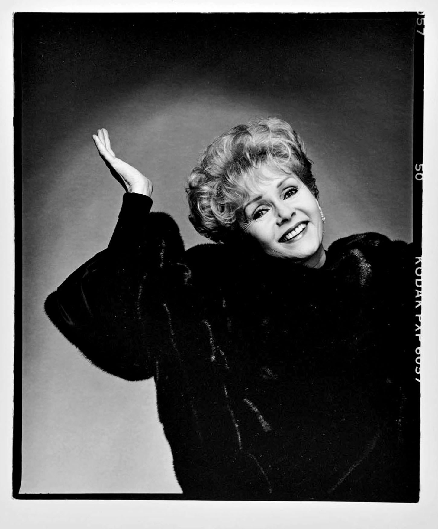 Jack Mitchell Black and White Photograph – Die Schauspielerin Debbie Reynolds: „What Becomes a Legend Most?“ Schwarzglama-Sesselfoto