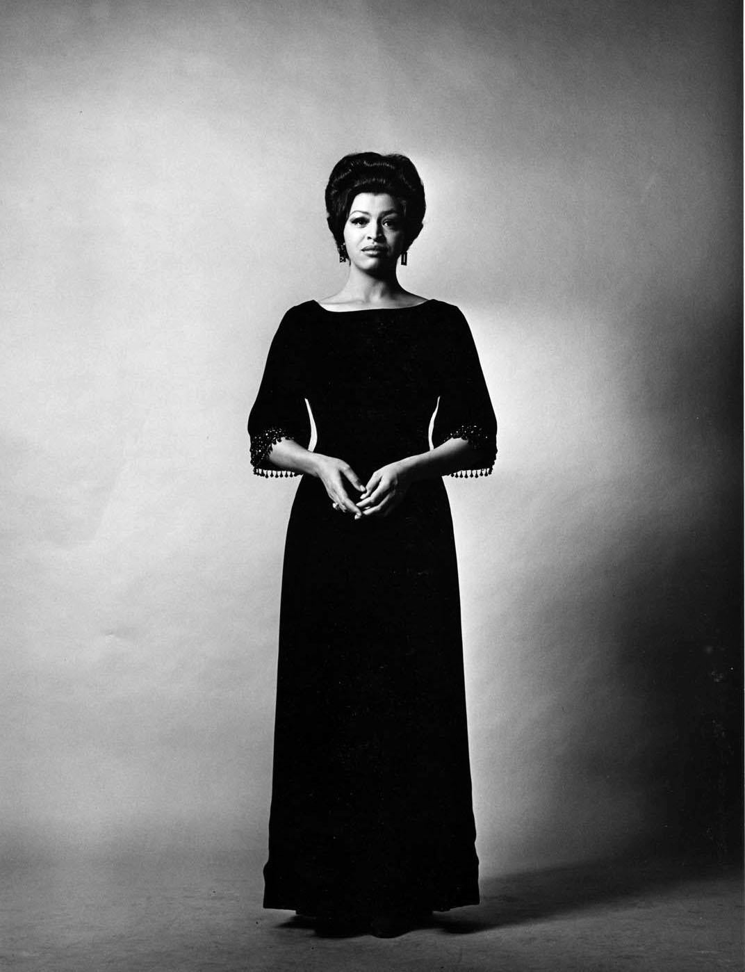 Jack Mitchell Black and White Photograph – Die Schauspielerin Gloria Foster in „Yerma“