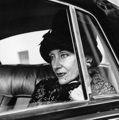 Die Schauspielerin Gloria Swanson in ihrem Rolls Royce Limo, 1960 in New York City, von Jack Mitchell