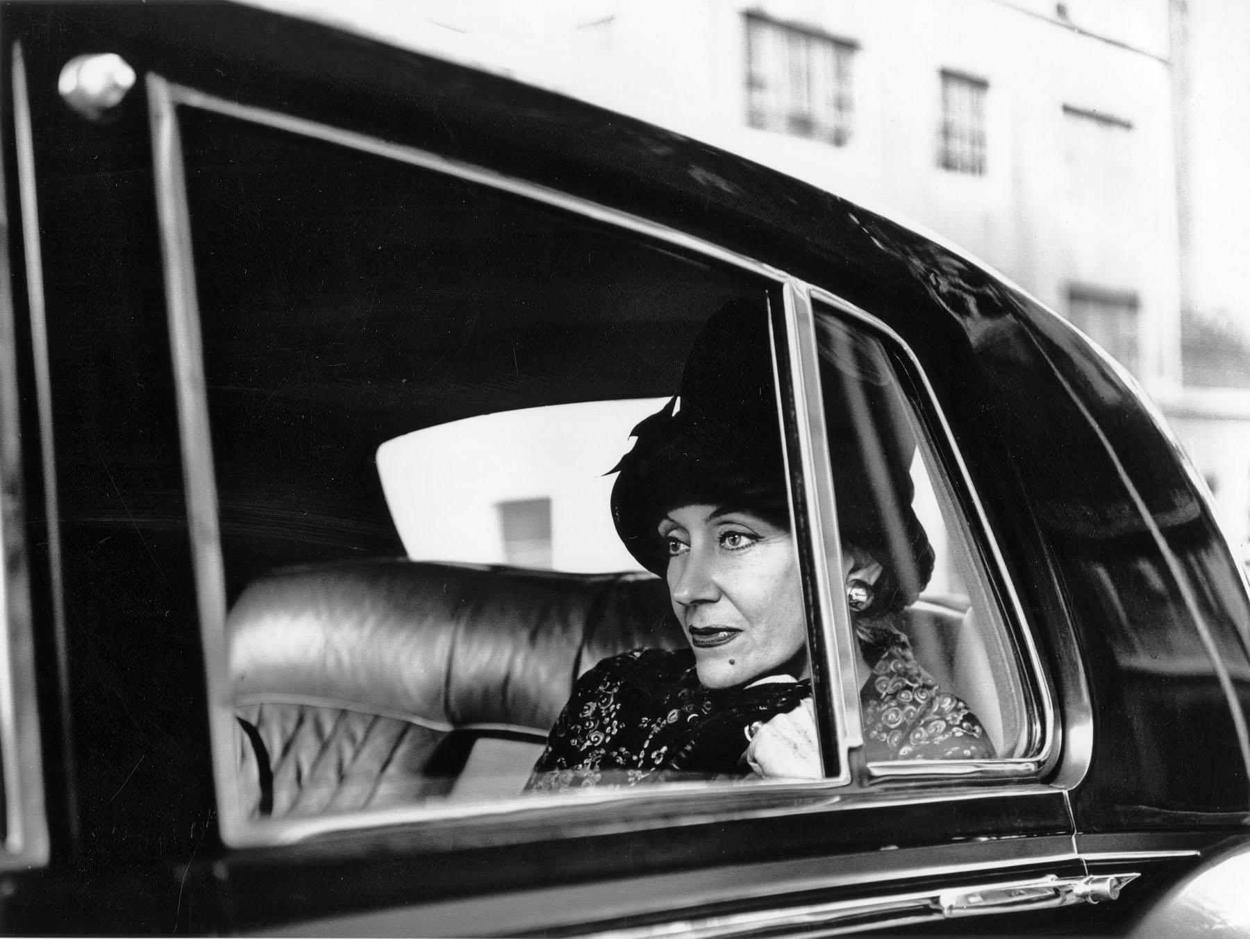 11 x 14" alte Silbergelatinefotografie des Leinwand-Superstars Gloria Swanson in ihrem Rolls Royce während eines Einkaufsbummels in Manhattan auf der Fifth Avenue im Jahr 1960. Kommt direkt aus dem Jack Mitchell Archiv mit einem