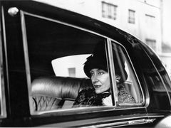 Die Schauspielerin Gloria Swanson in ihrem Rolls Royce Limo, 1960 in New York City, von Jack Mitchell