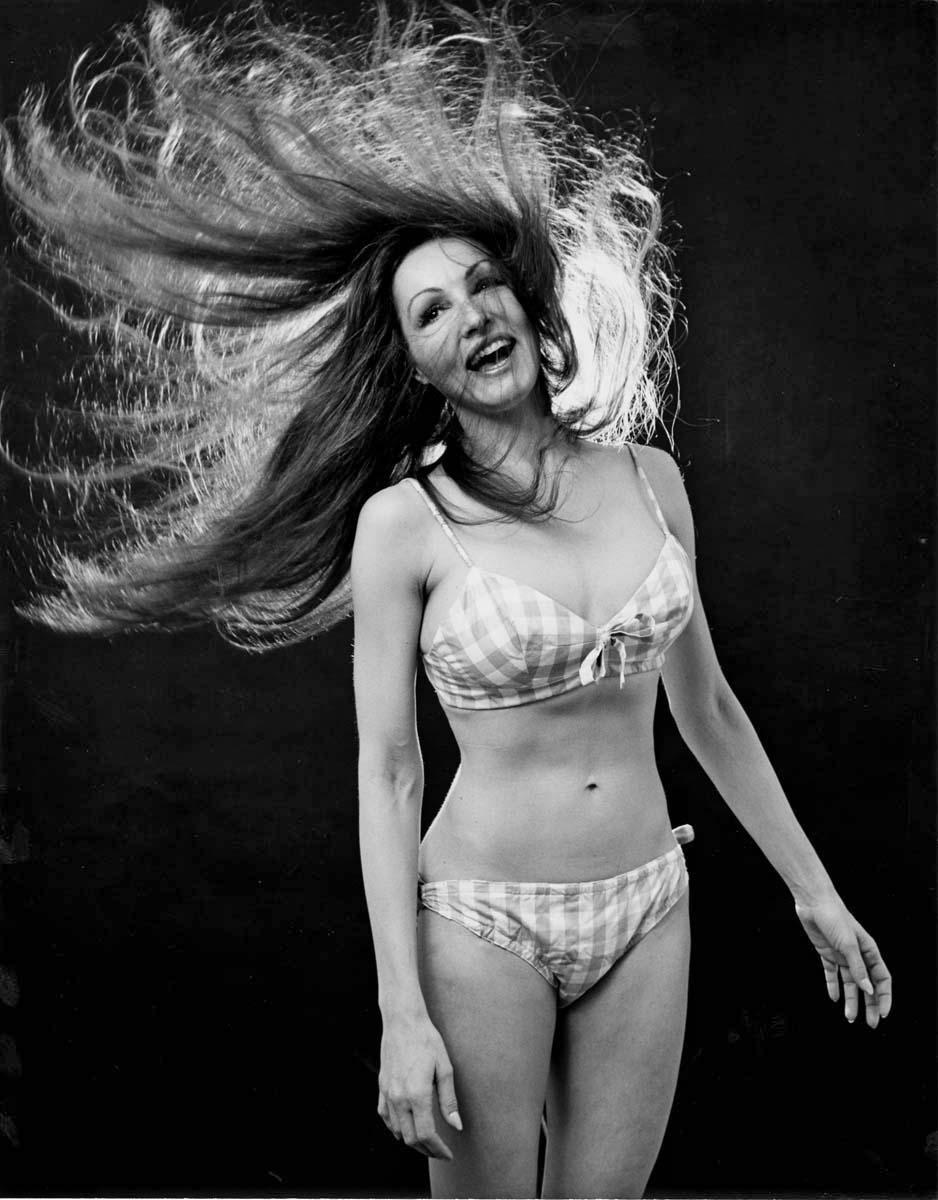 Jack Mitchell Black and White Photograph – Die Schauspielerin Julie Newmar