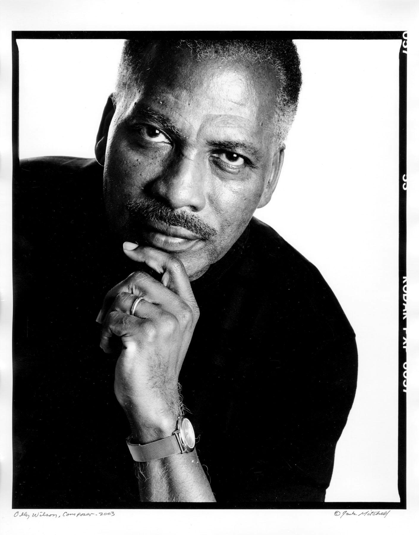 11 x 14" alte Silbergelatinefotografie des afroamerikanischen Komponisten Olly Wilson aus dem Jahr 2003. Signiert von Jack Mitchell auf der Vorderseite des Drucks. Kommt direkt aus dem Jack Mitchell Archiv mit einem Echtheitszertifikat.

Jack