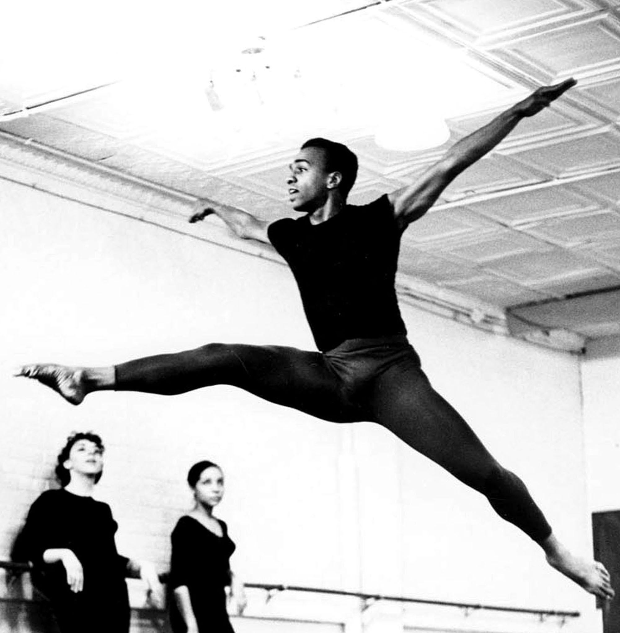 El bailarín afroamericano Donald McKayle dirige su compañía en clase - Photograph de Jack Mitchell
