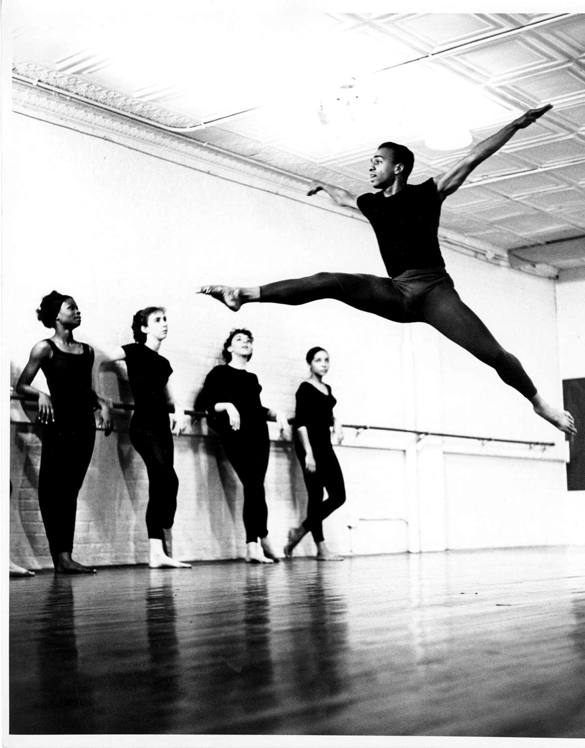 Jack Mitchell Black and White Photograph – Afrikanischer afroamerikanischer Tänzer/Founder Donald McKayle führte sein Unternehmen in der Klasse