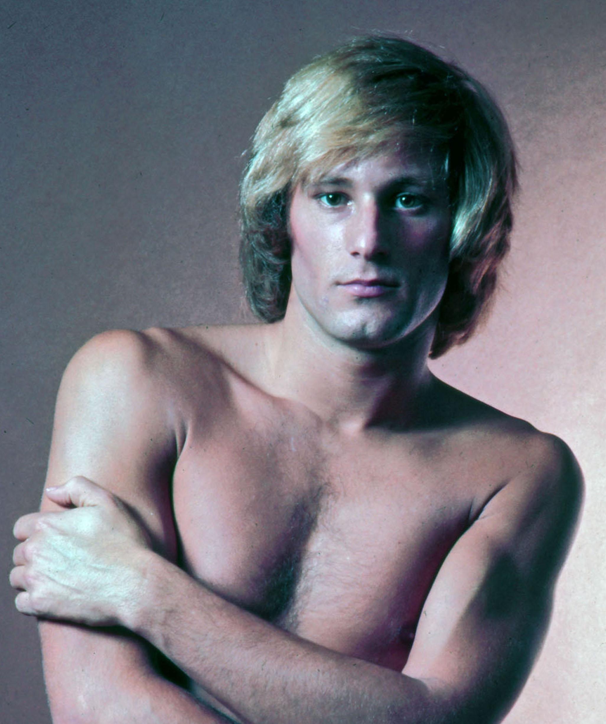 Modelo masculino de After Dark Mikel Peters, desnudo, firmado por Jack Mitchell 1
