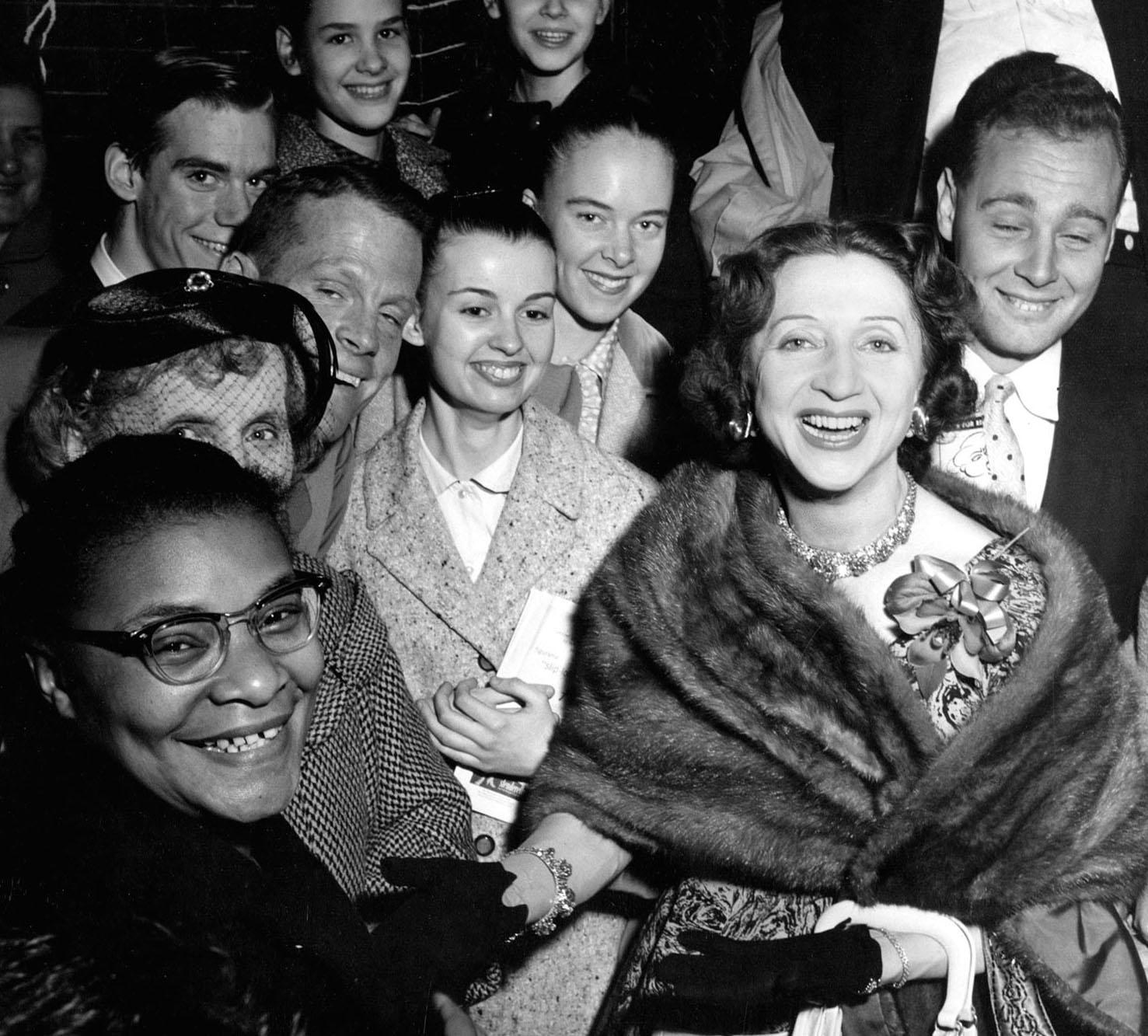 Alexandra Danilova lernt Fans nach der Abschlussperformance mit dem Ballet Russe – Photograph von Jack Mitchell