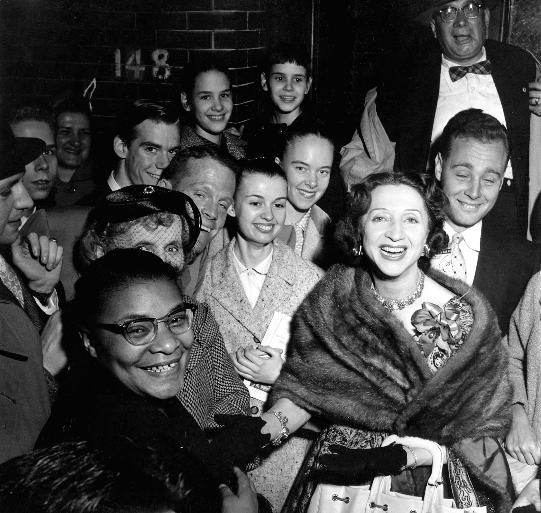 Jack Mitchell Black and White Photograph – Alexandra Danilova lernt Fans nach der Abschlussperformance mit dem Ballet Russe