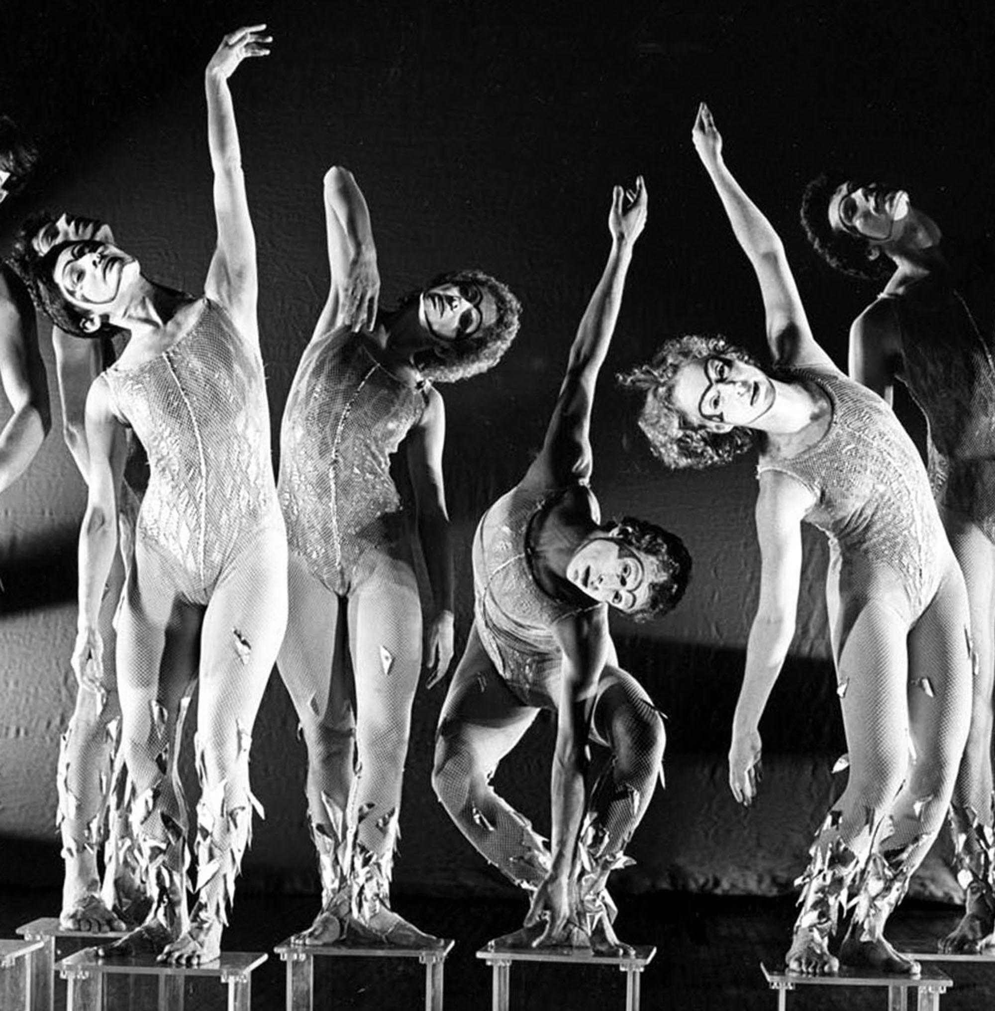 Moderne Tänzergruppe „Modern Dance Company Performing“ von Alwin Nikolais – Photograph von Jack Mitchell