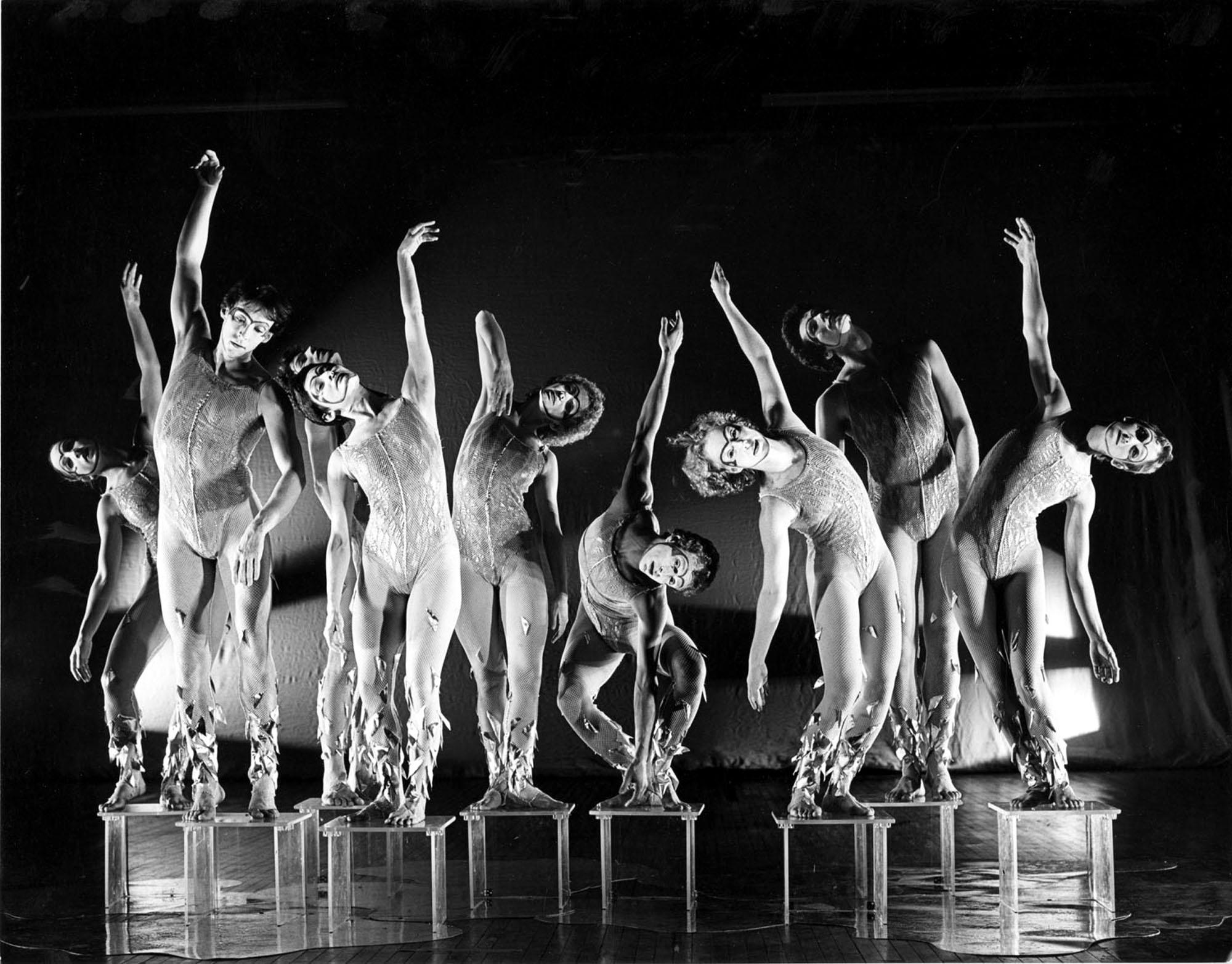 Jack Mitchell Black and White Photograph – Moderne Tänzergruppe „Modern Dance Company Performing“ von Alwin Nikolais