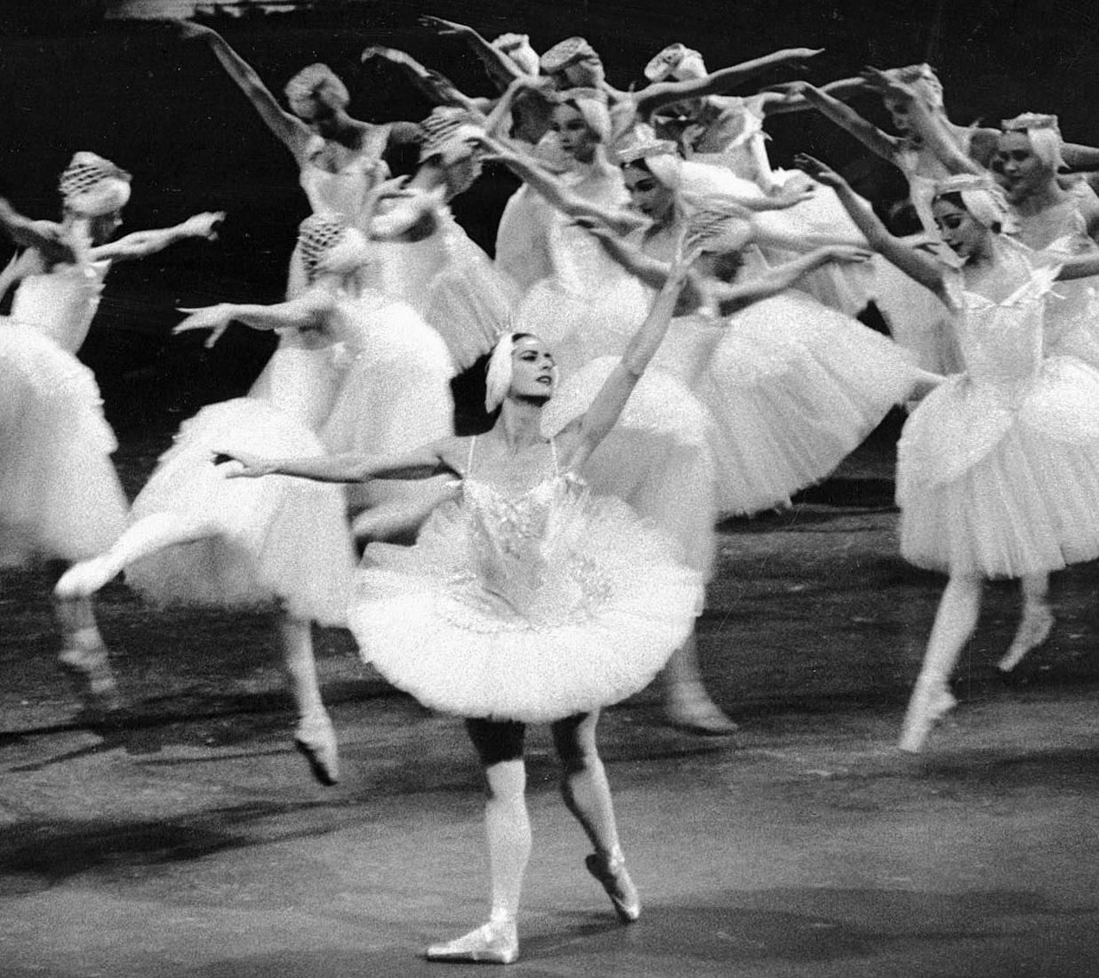 Amerikanischer Ballett-Theater-Tänzer Lupe Serrano in „Swan Lake“ – Photograph von Jack Mitchell