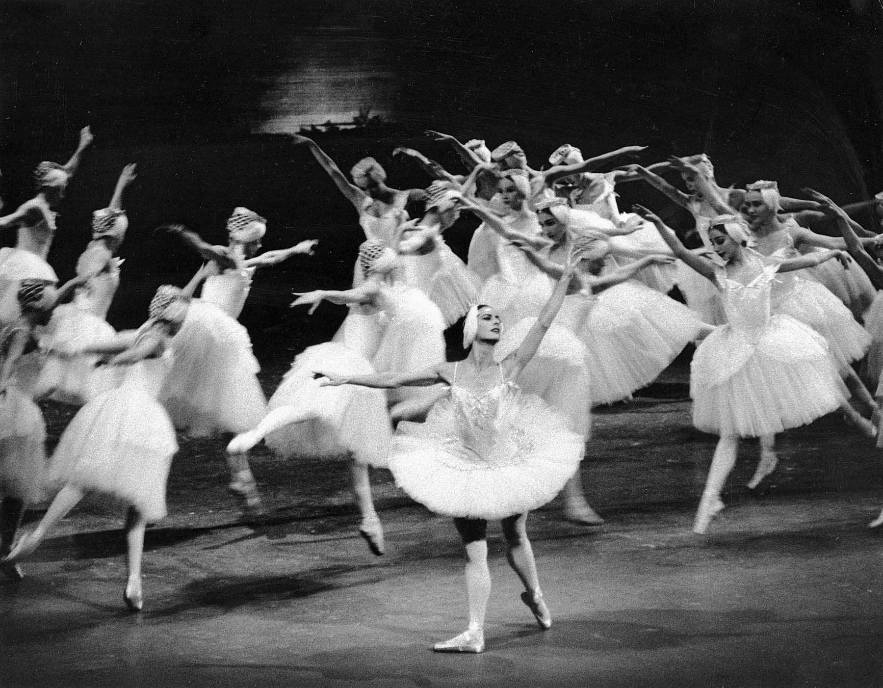 Jack Mitchell Black and White Photograph – Amerikanischer Ballett-Theater-Tänzer Lupe Serrano in „Swan Lake“