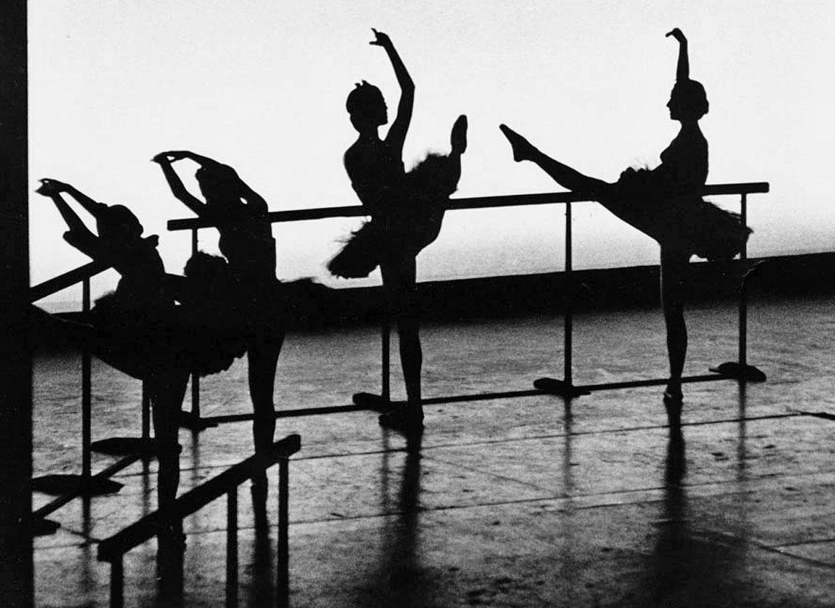 Amerikanisches amerikanisches Balletttheater-Vorführungsraumrehearsal in Silhouette – Photograph von Jack Mitchell