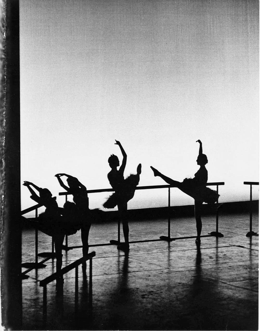 Jack Mitchell Black and White Photograph – Amerikanisches amerikanisches Balletttheater-Vorführungsraumrehearsal in Silhouette