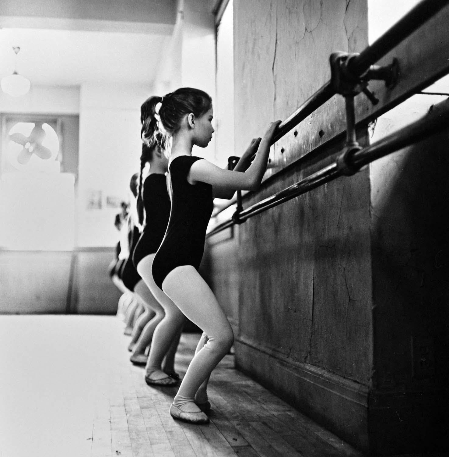 11 x 14" alte Silbergelatine-Fotografie des American Ballet Theatre Children's Dance Class, 1961. Es ist von Jack Mitchell auf der Rückseite des Drucks signiert.  Kommt direkt aus dem Jack Mitchell Archiv mit einem Echtheitszertifikat.

Jack