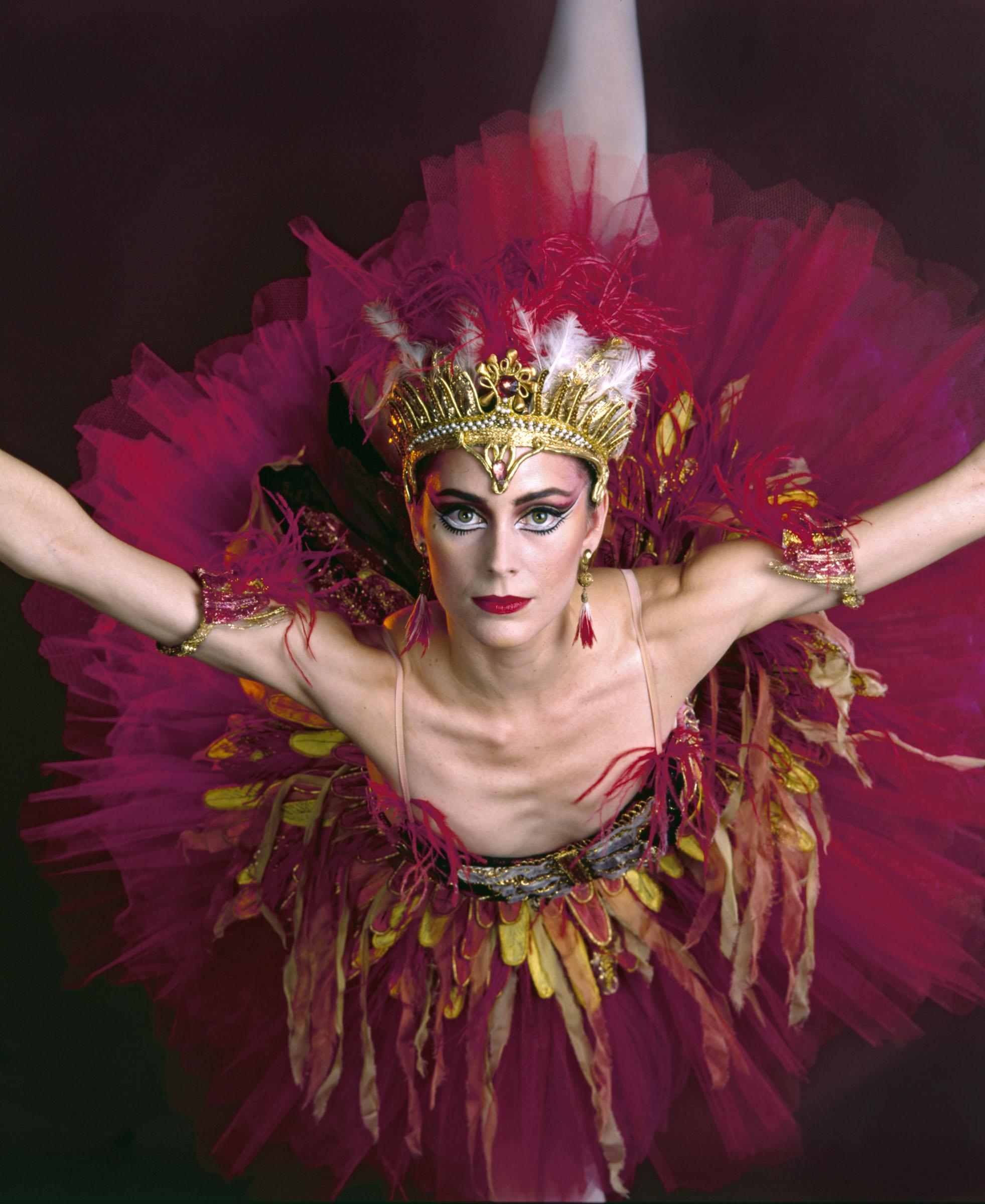 Jack Mitchell Color Photograph – Amerikanische Ballett-Tänzerin Christine Dunham in „The Firebird" 17 x 22 Zoll"  