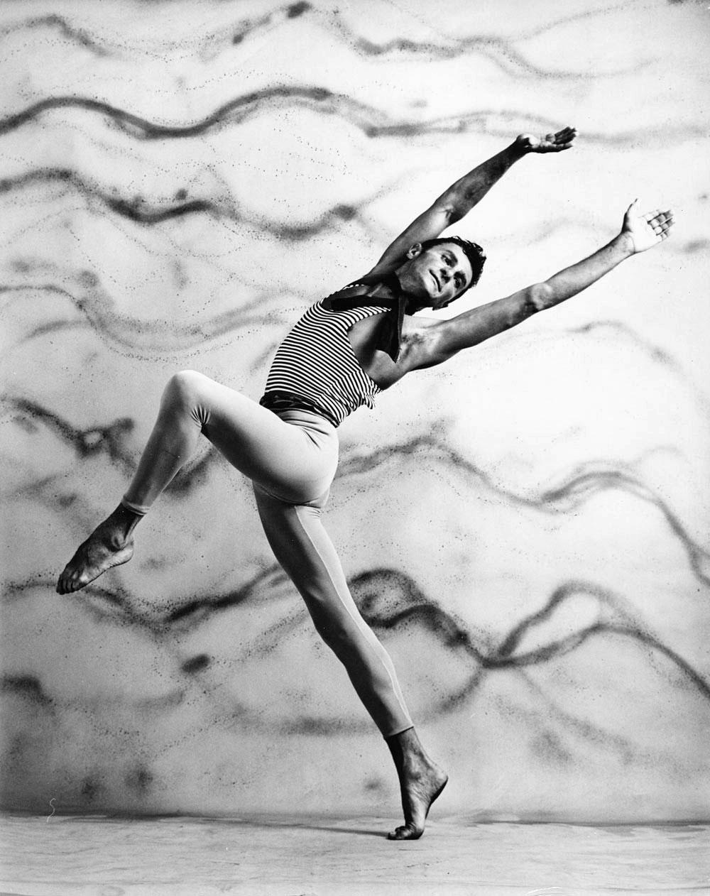 photographie ancienne à la gélatine argentique de 11 x 14" du danseur de l'American Ballet Theatre John Kriza en représentation, 1961. Signé par Jack Mitchell au verso de l'épreuve. Vient directement des archives de Jack Mitchell avec un certificat