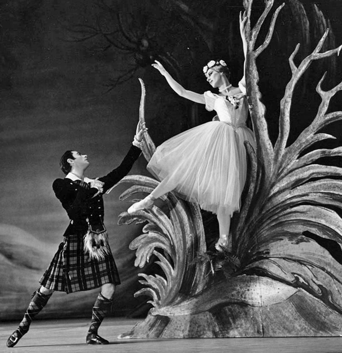 Toni Lander, Royes Fernandez in American Ballet Theatre  La Sylphide - Photograph di Jack Mitchell