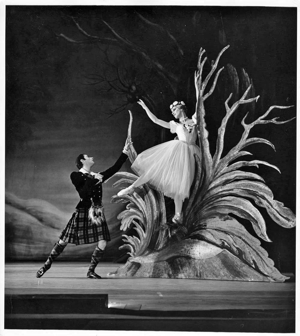 Black and White Photograph di Jack Mitchell - Toni Lander, Royes Fernandez in American Ballet Theatre  La Sylphide