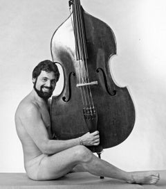 Desnudo del virtuoso contrabajista clásico estadounidense Gary Karr, firmado por Jack Mitchell