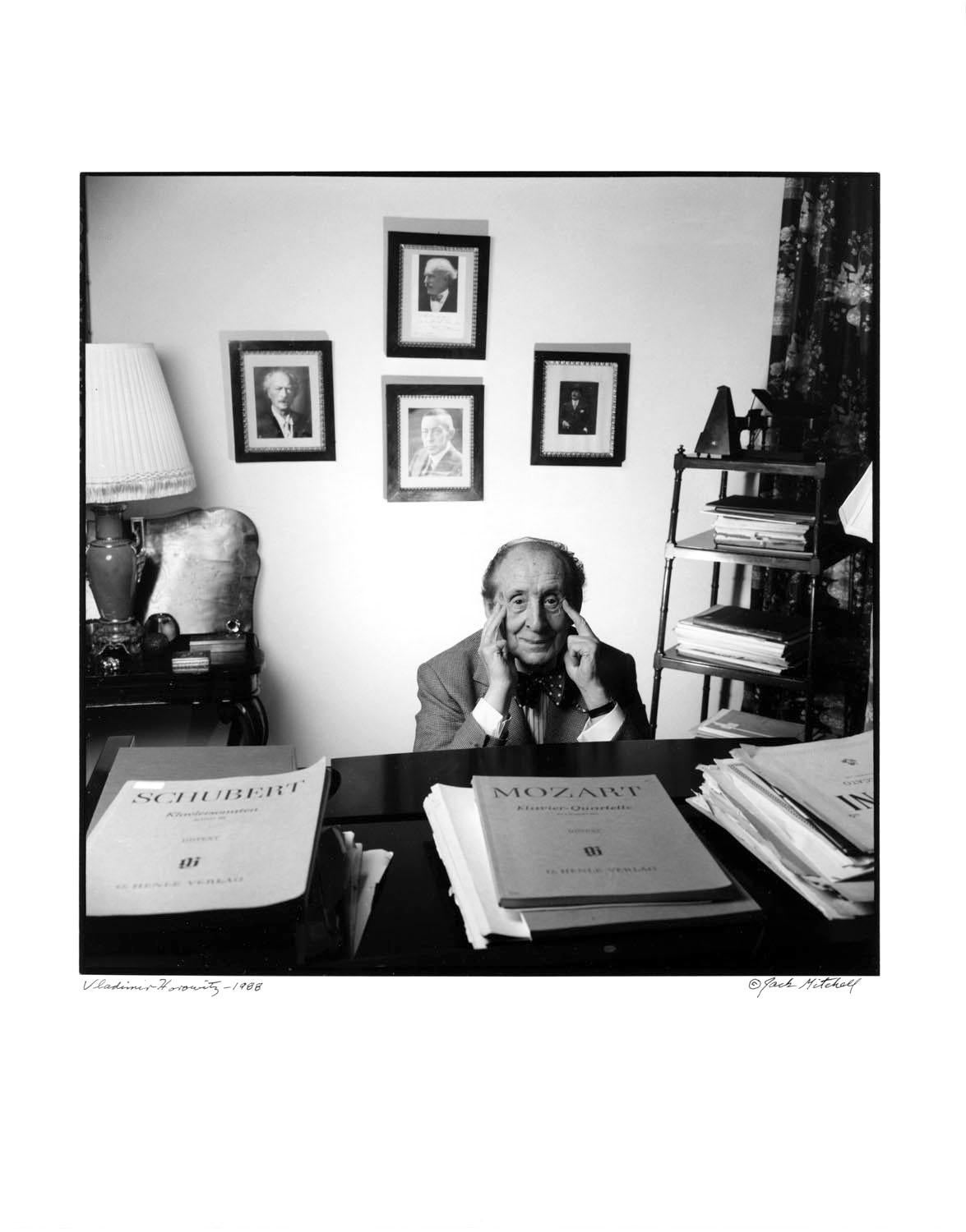 11 x 14" alte Silbergelatinefotografie des amerikanischen klassischen Pianisten und Komponisten Vladimir Horowitz, 1988. Signiert von Jack Mitchell auf der Vorderseite des Drucks. Kommt direkt aus dem Jack Mitchell Archiv mit einem