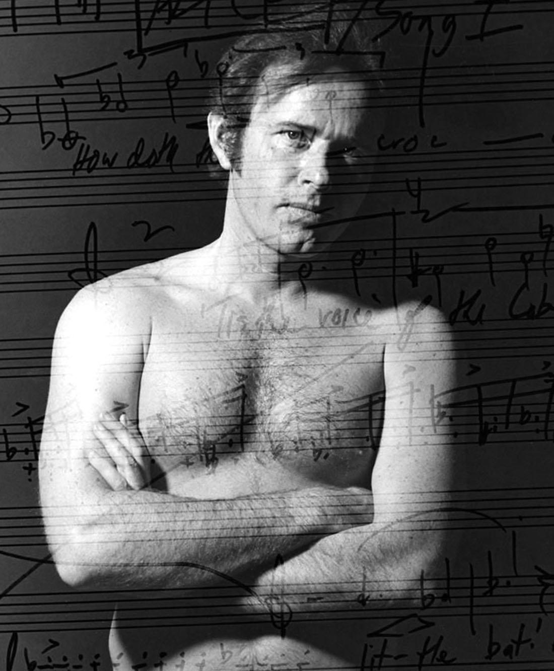 Der amerikanische Komponist David Del Tredici, in mehreren exposures nackt mit seiner Musik. – Photograph von Jack Mitchell