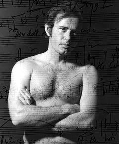 Compositor estadounidense David Del Tredici, desnudo de exposición múltiple con su música.