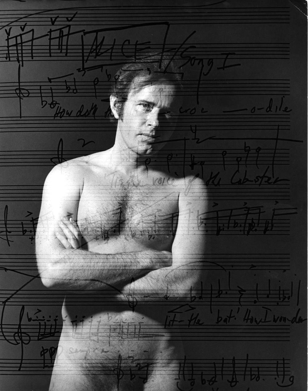 Jack Mitchell Nude Photograph – Der amerikanische Komponist David Del Tredici, in mehreren exposures nackt mit seiner Musik.