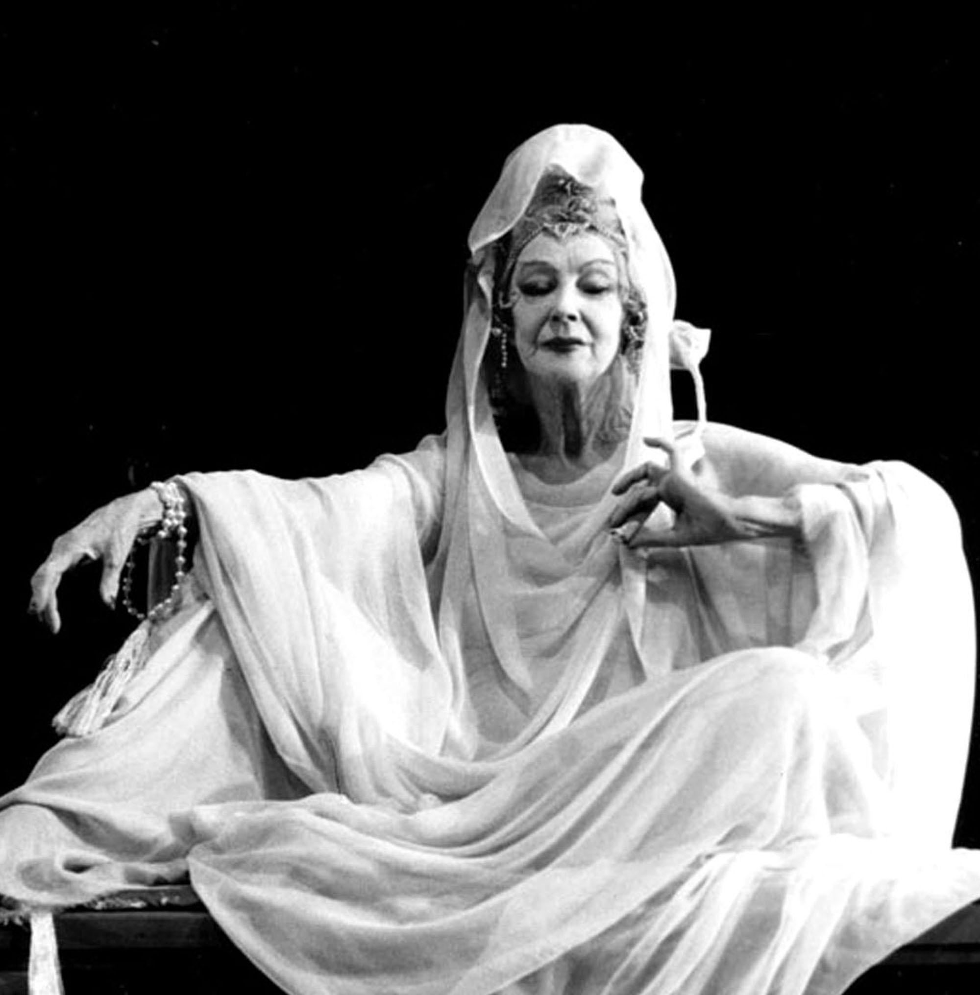  Amerikanische moderne Tänzerin der amerikanischen Moderne Ruth St. Denis in „Weiße Jade“, signiert von Mitchell – Photograph von Jack Mitchell