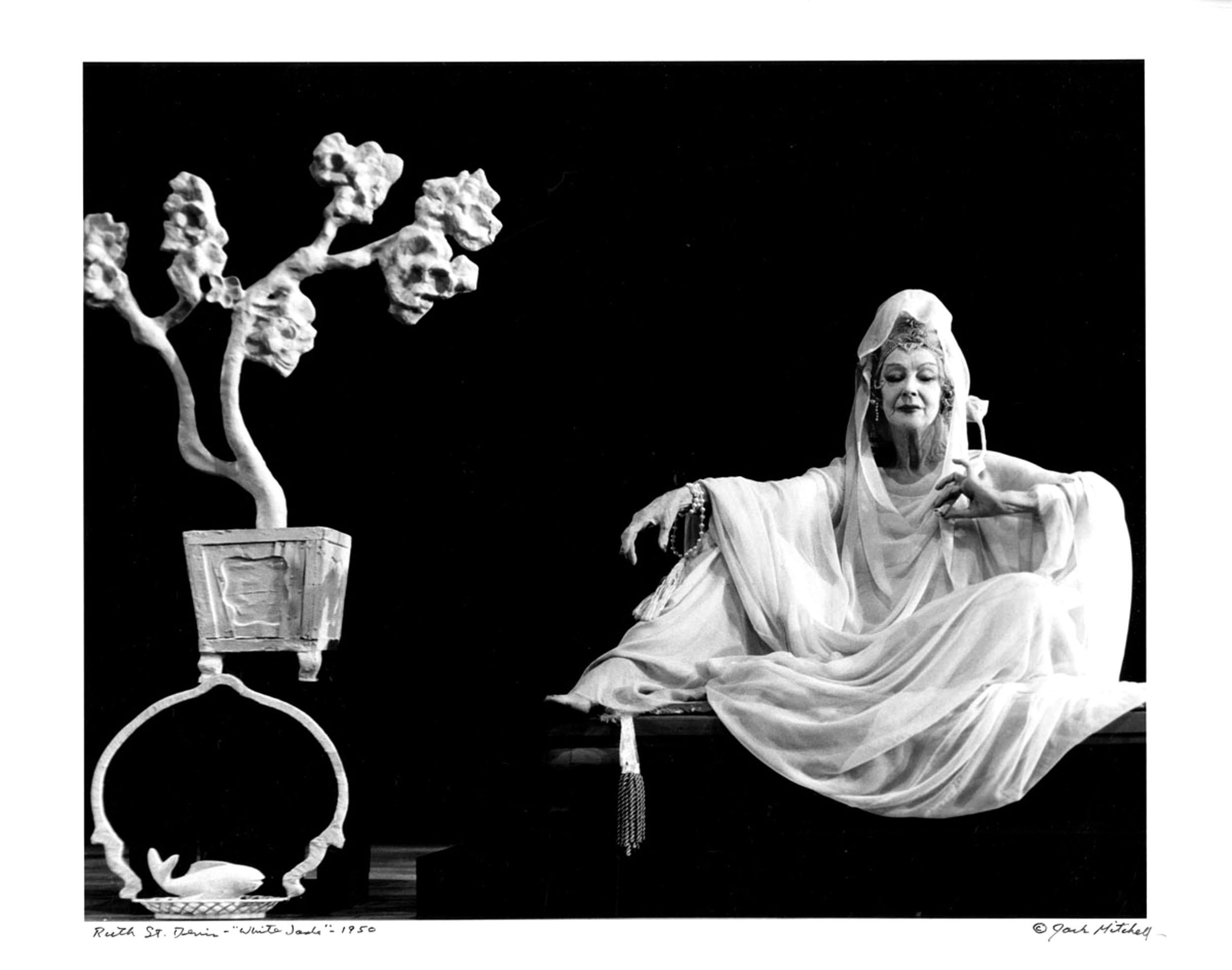 Jack Mitchell Black and White Photograph –  Amerikanische moderne Tänzerin der amerikanischen Moderne Ruth St. Denis in „Weiße Jade“, signiert von Mitchell