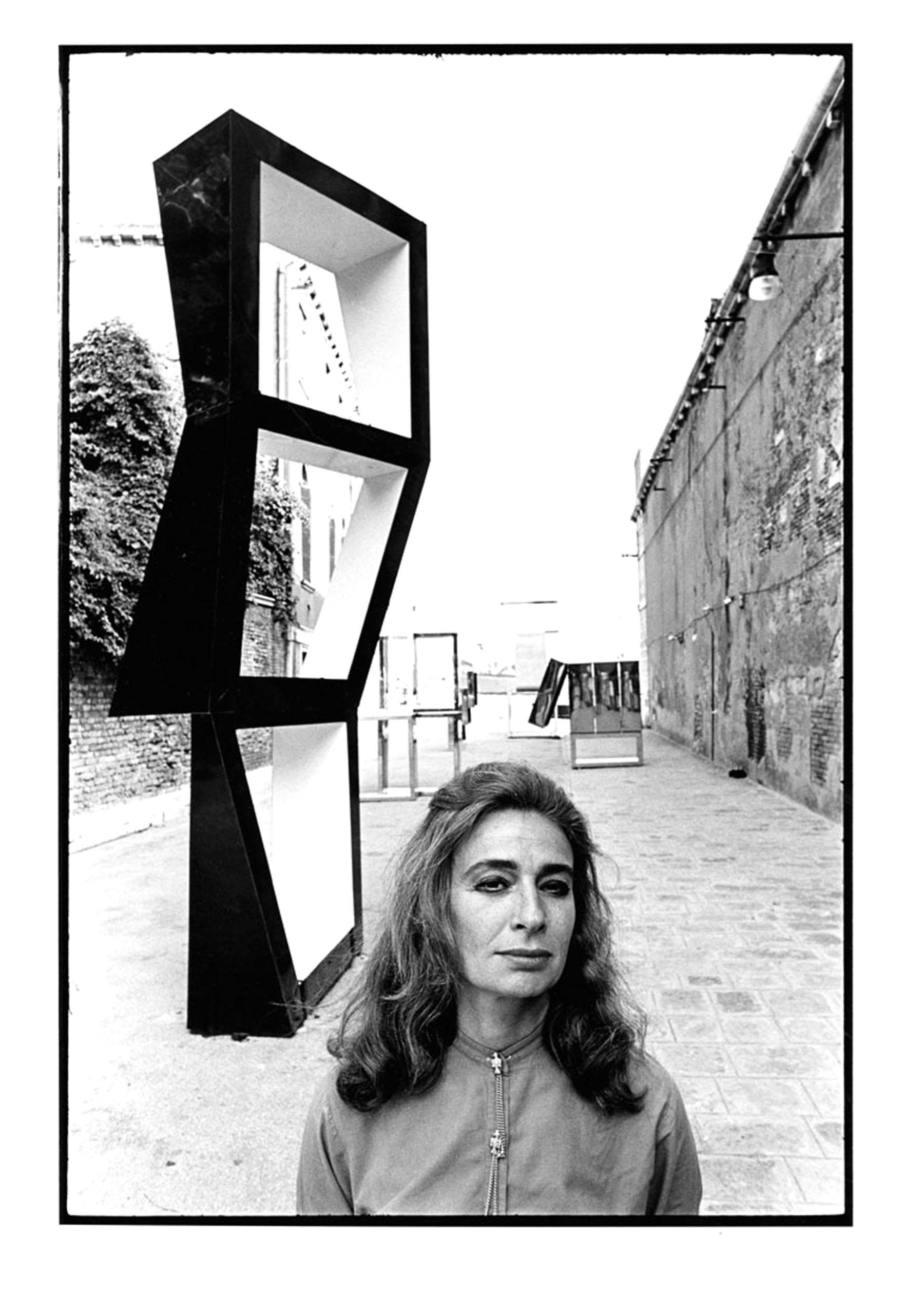 11 x 14" alte Silbergelatinefotografie der amerikanischen Bildhauerin Beverly Pepper mit ihrem Werk auf der Biennale von Venedig, 1968. Signiert von Jack Mitchell auf der Rückseite des Drucks.  Kommt direkt aus dem Jack Mitchell Archiv mit einem
