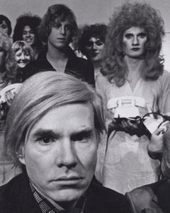 Andy Warhol y el reparto de su obra "Pork" en el escenario de La Mama de Nueva York