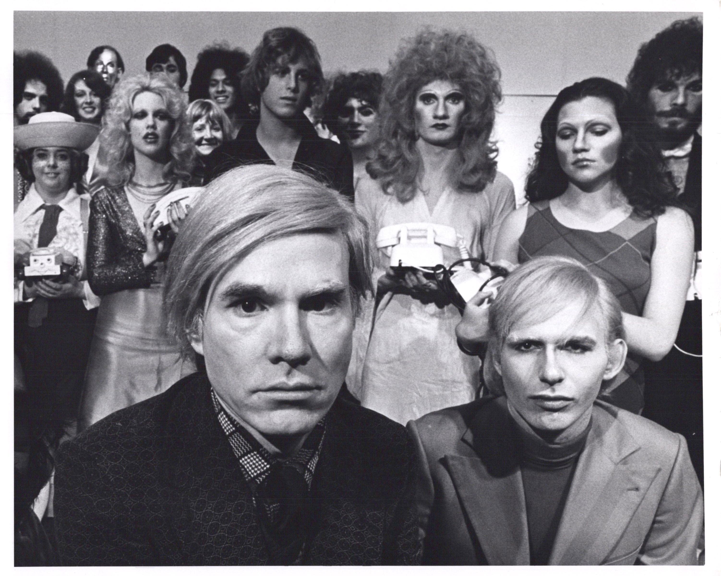 Jack Mitchell Black and White Photograph – „Pork“ von Andy Warhol und der Guss seines Theaterstücks „Pork“ auf der Bühne von La Mama in New York City