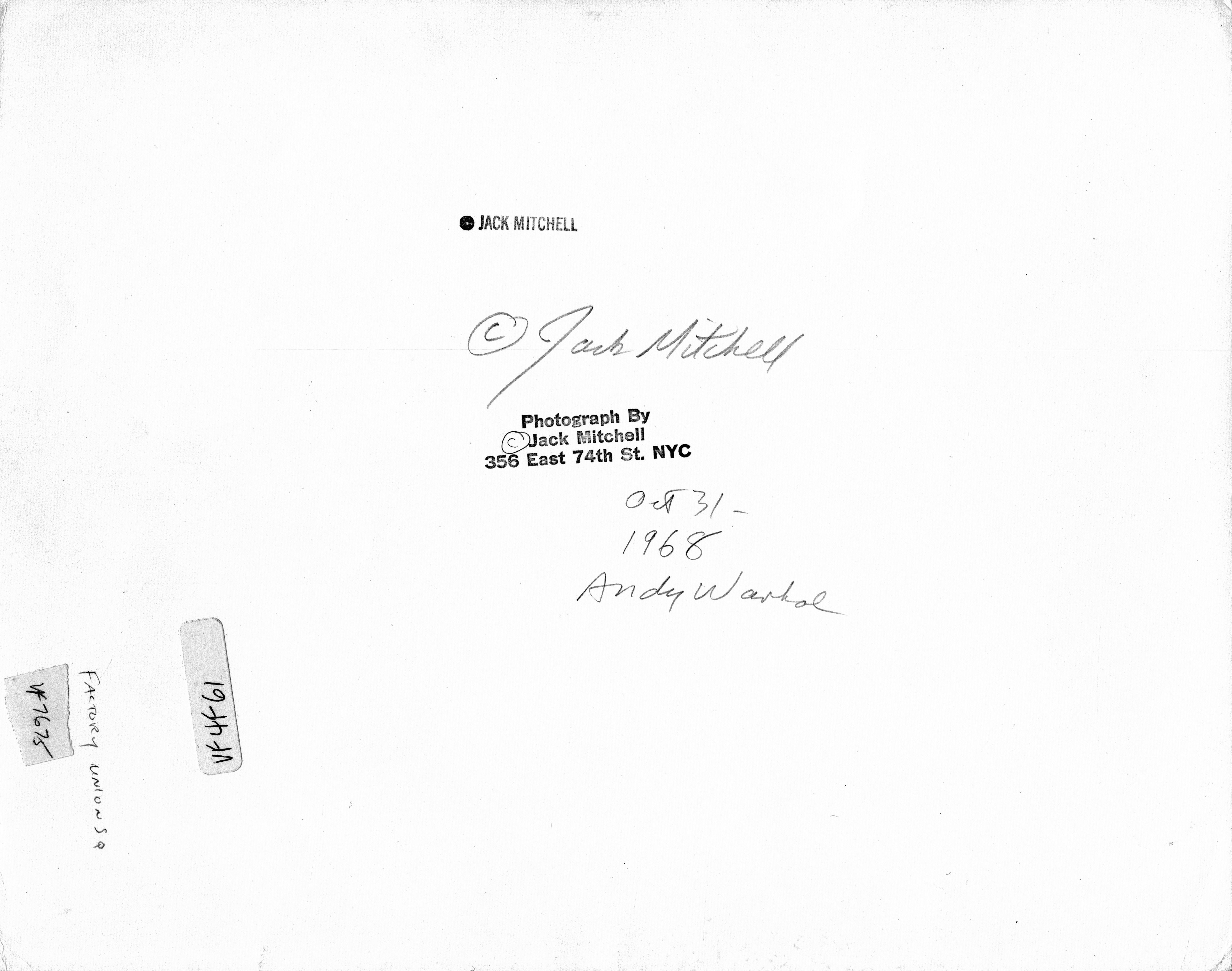 Andy Warhol in seiner Fabrik am 33 Union Square, letztes Exemplar signiert von Jack Mitchell im Angebot 2