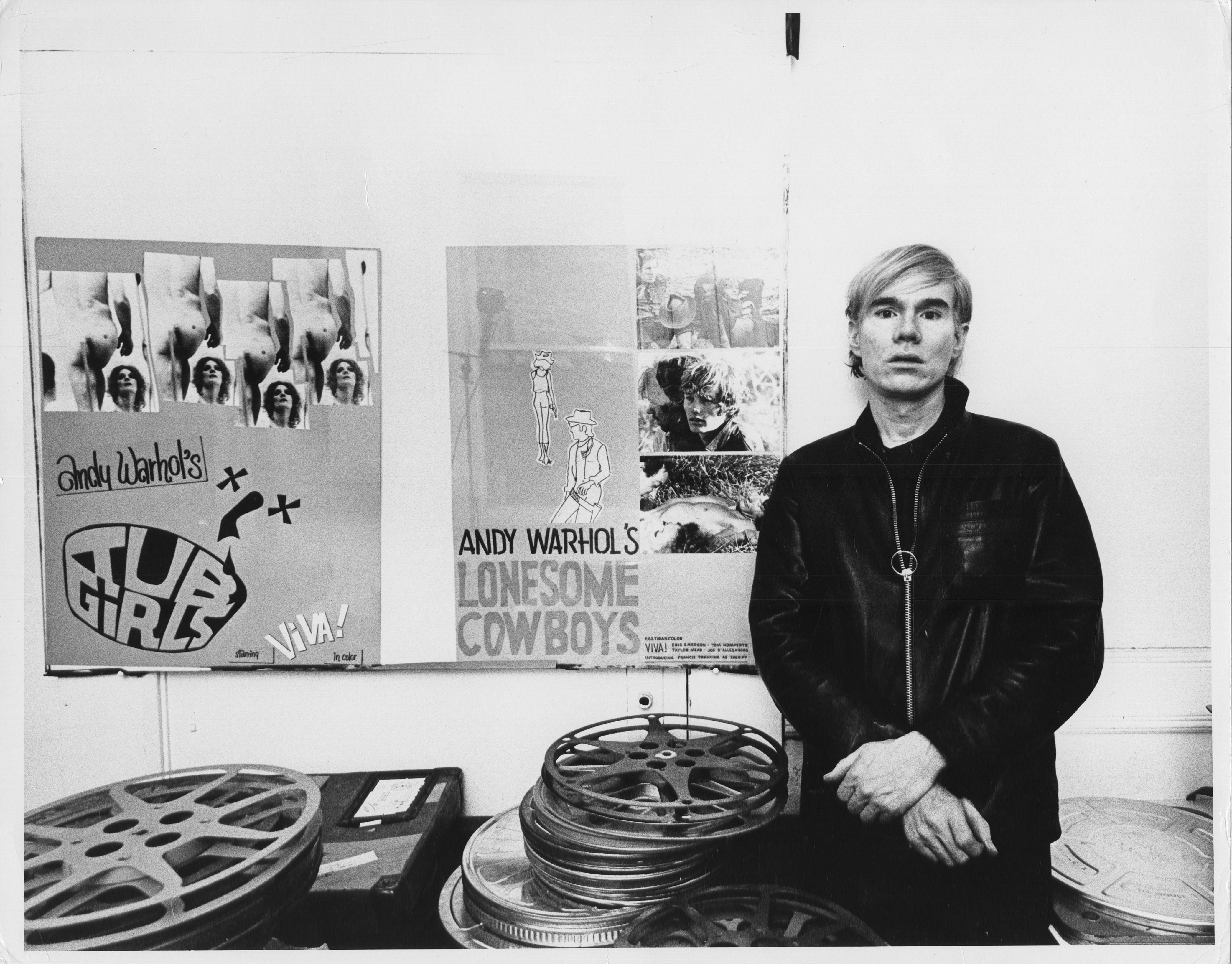 11 x 14 Zoll große alte Silbergelatinefotografie von Andy Warhol in seiner Factory am Union Square West 33 in New York City mit 16-mm-Filmrollen und Plakaten für Tub Girls und Lonesome Cowboys von George Abagnalo, 1968. Dies ist der letzte 11 x 14"