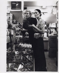 Andy Warhol & Jane Forth achetant des cosmétiques dans un magasin de drogue de New York
