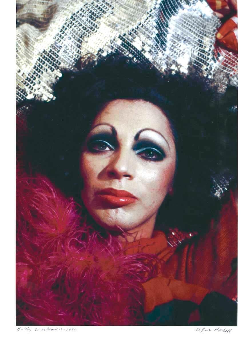 13 x 19" lebenslanger Vintage-Pigmentdruck von Warhol-Superstar Holly Woodlawn in ihrer Wohnung in Greenwich Village. Dies ist das einzige Exemplar dieses Farbfotos, das jemals von Jack Mitchell signiert wurde. Kommt direkt aus dem Jack Mitchell