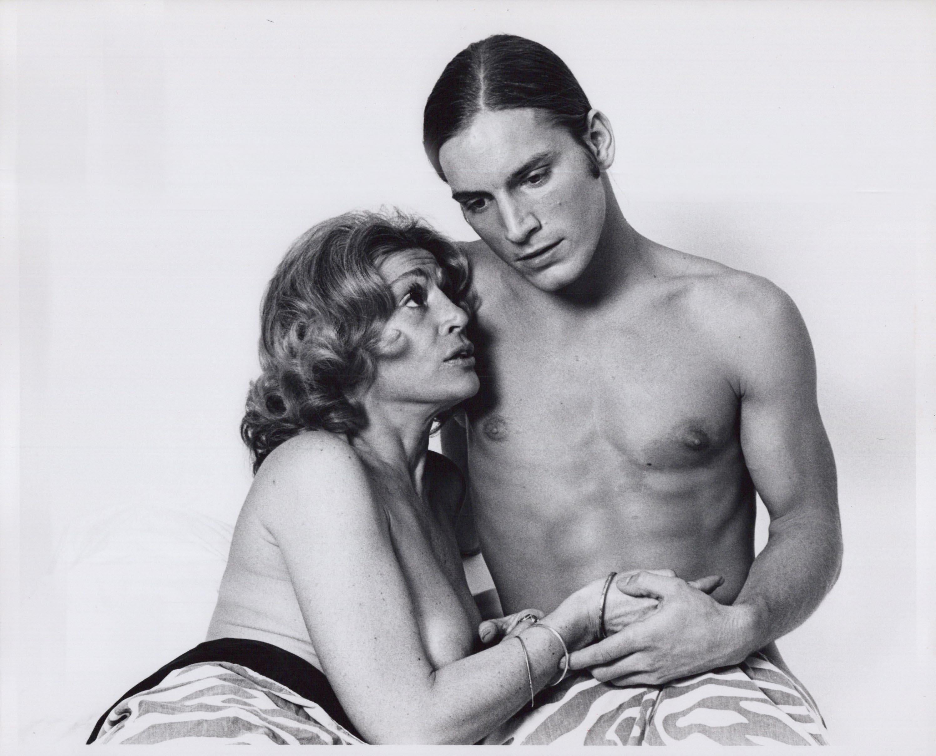 Black and White Photograph Jack Mitchell - Andy Warhol - Les superstars de Joe Dallesandro et Sylvia Miles dans « Heat »