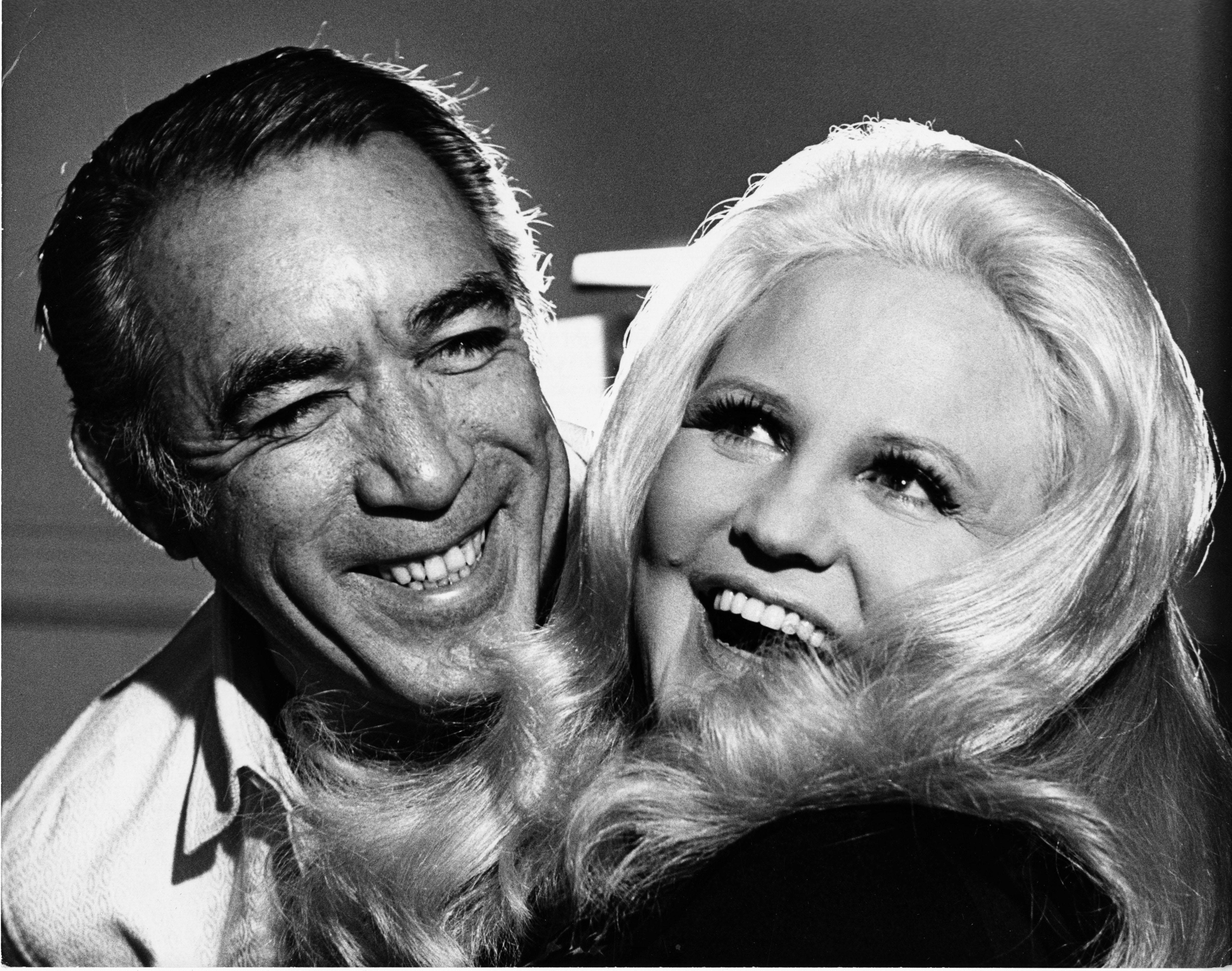 Jack Mitchell Black and White Photograph – Anthony Quinn & Peggy Lee