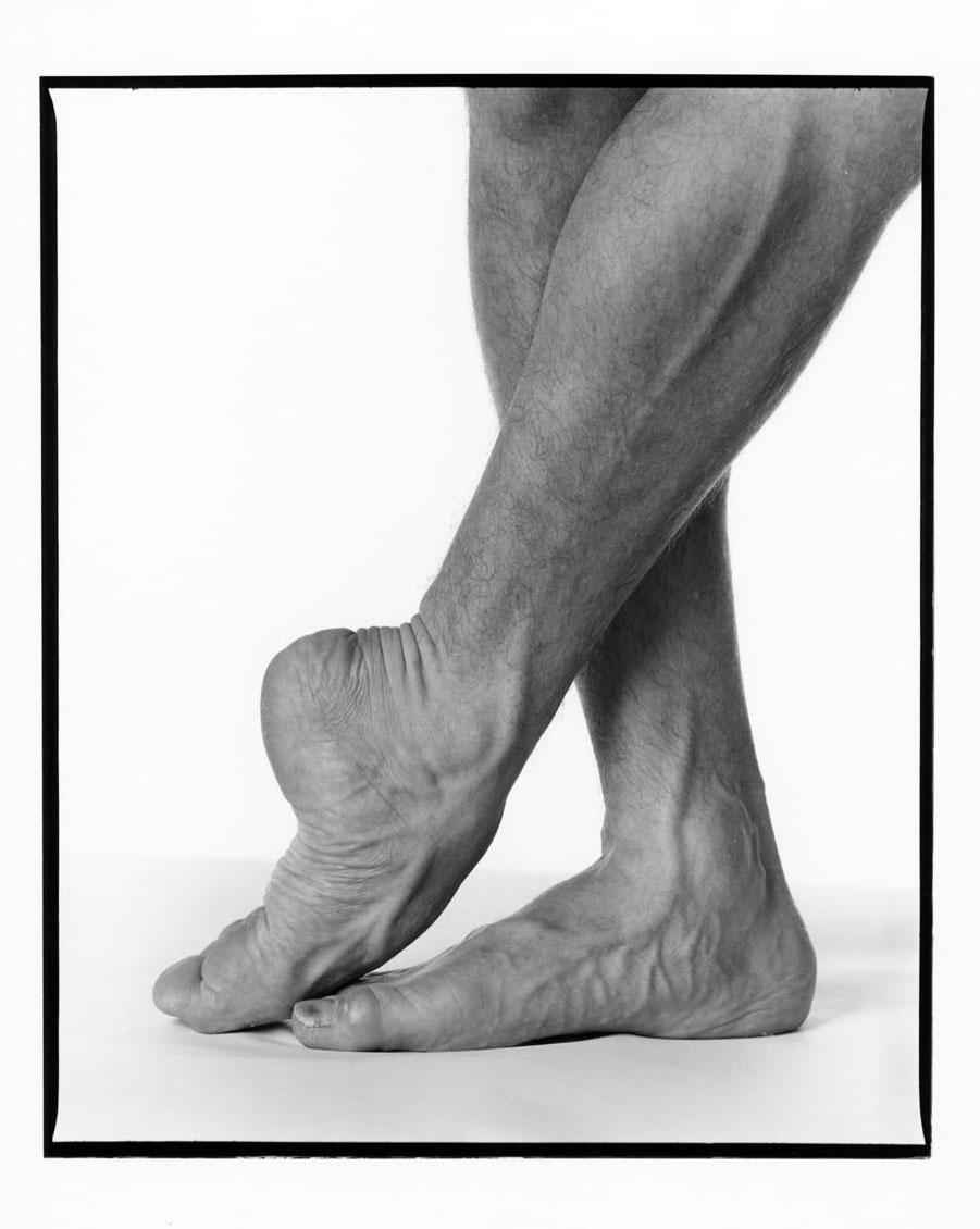Fotografía vintage de gelatina de plata de 11 x 14 pulgadas de los pies del bailarín de ballet argentino Julio Bocca, fotografiada para la revista Dance Magazine, 1991. Firmado por Jack Mitchell en el reverso de la impresión.  Procede directamente