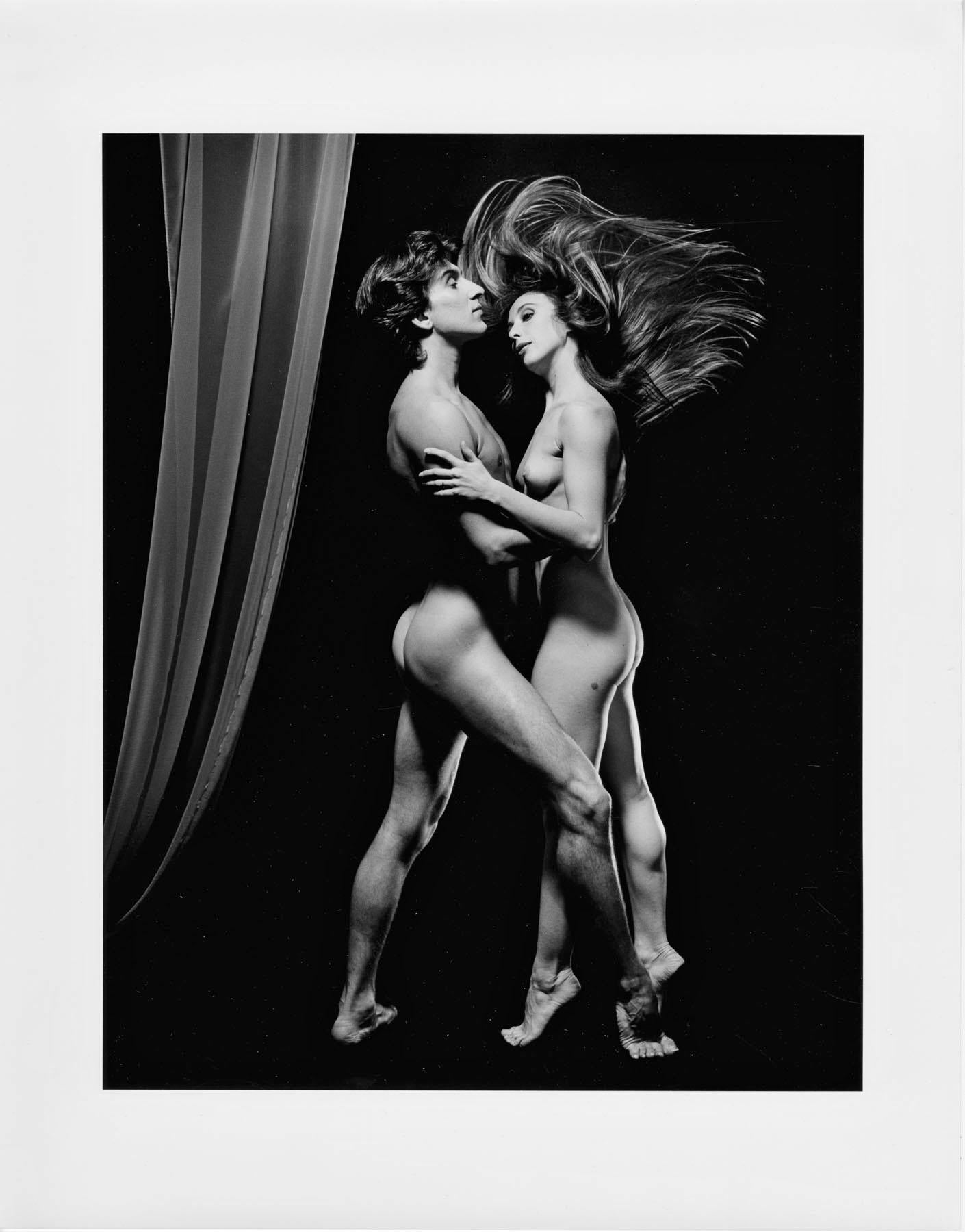 Jack Mitchell Black and White Photograph –  Argentinische Tänzer Julio Bocca und Eleonora Cassano, nackt, studieren für Playboy