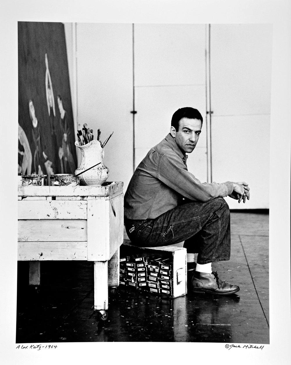 Fotografía vintage de gelatina de plata de 11 x 14 pulgadas del artista Alex Katz en su estudio en 1964. Firmado por Jack Mitchell en el anverso de la impresión. Procede directamente de los archivos de Jack Mitchell con certificado de