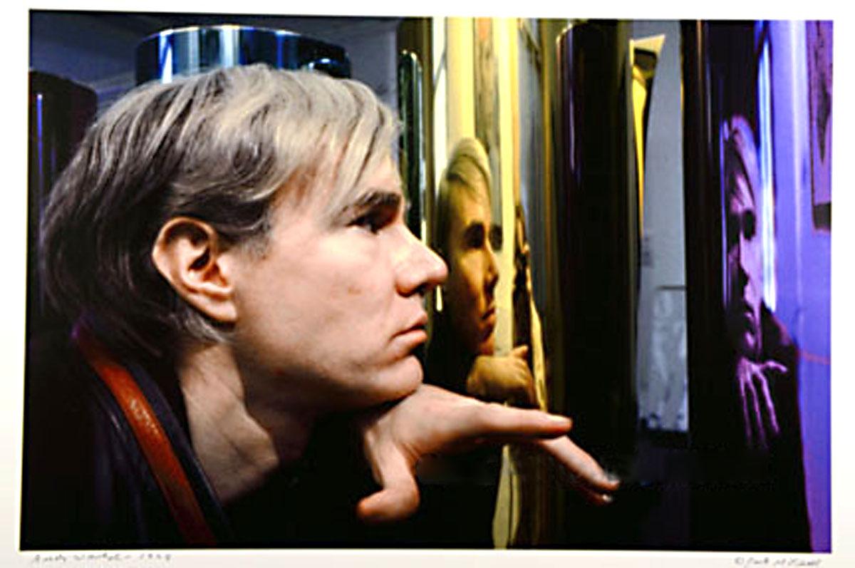 Stampa vintage a pigmenti d'archivio 13 x 19" dell'artista Andy Warhol nella sua Union Square Factory nel 1968, firmata da Jack Mitchell (l'unica stampa a colori di questa immagine mai firmata da Jack). Proviene direttamente dagli archivi Jack