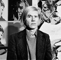 L'artista Andy Warhol alla sua retrospettiva al Whitney Museum