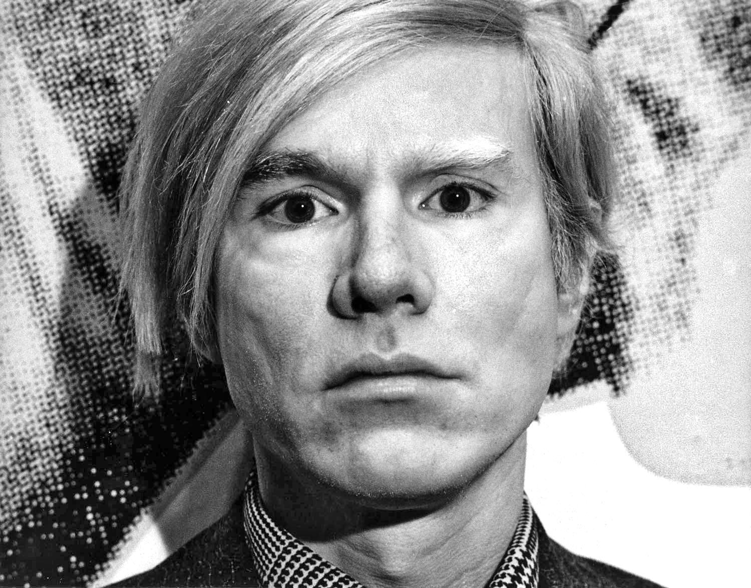 Black and White Photograph de Jack Mitchell - El artista Andy Warhol en su retrospectiva en el Museo Whitney, Firmado